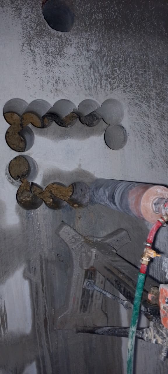 تنفيذ فتحات دائرية متتابعة في جدار خرساني.