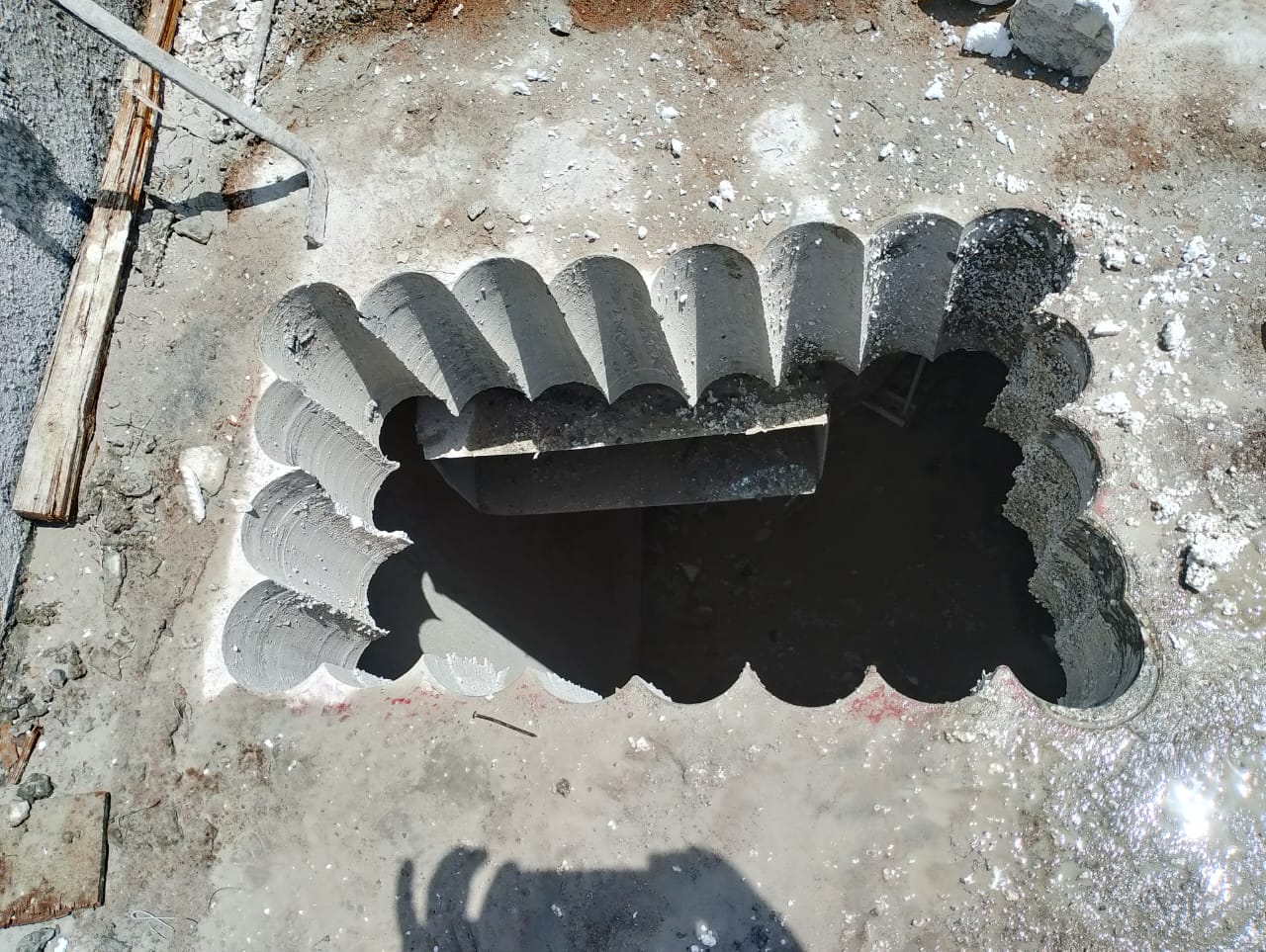 فتحة خرسانية مستطيلة مقطوعة في أرضية.