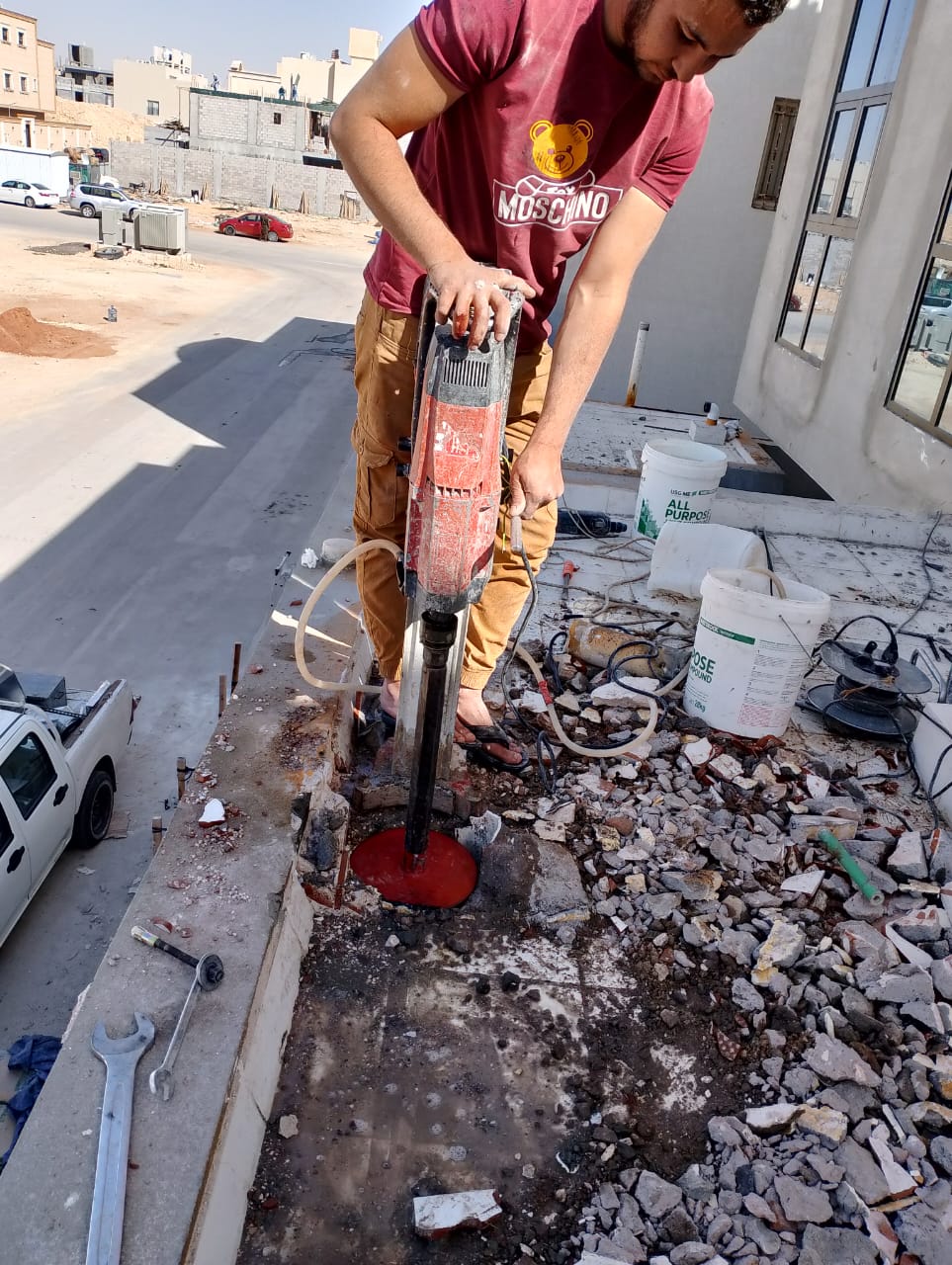 تكسير جزء خرساني باستخدام مطرقة كهربائية