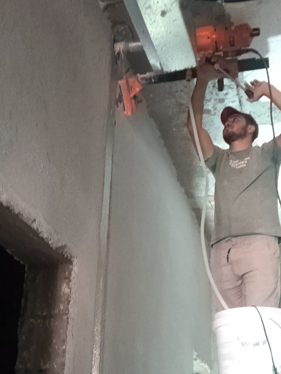 تنفيذ تخريم في جدار خرساني باستخدام معدات متخصصة